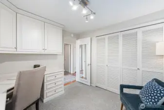2nd bedroom / home office.