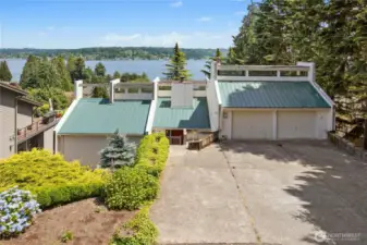 Two Car Garage with lots of additional Parking