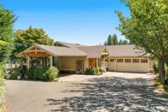 Large driveway & carport - tons of parking