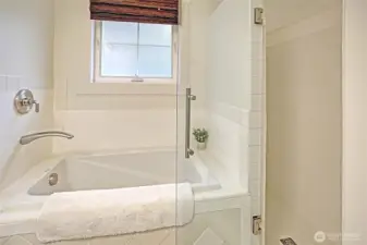 Large soaking tub & walk-in tiled shower.