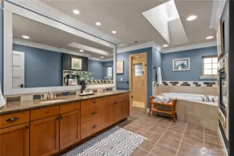 Primary en-suite bath