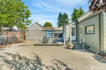 Detached garage. Nice trex deck for summer BBQ's.