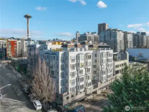 Live at the center of it all with a 97 Walk Score. Steps from Olympic Sculpture Park, moments to Climate Pledge Arena and the Elliott Bay waterfront, and an easy walk to Pike Place Market.