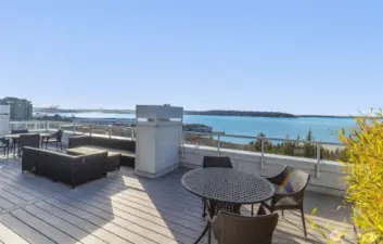 Rooftop deck ideal for summer gatherings, cocktail hours, and barbecues overlooking the Sculpture Park and the waterfront.