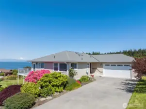 Beautiful panoramic views of Saratoga Passage and Mount Baker.