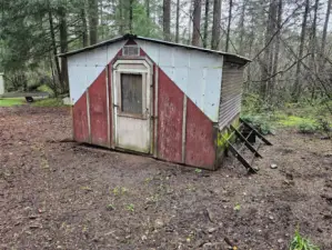 Chicken roosting and egg gathering hut
