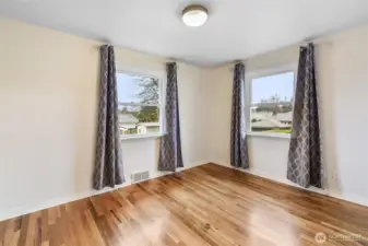 Spacious Bedroom/Office