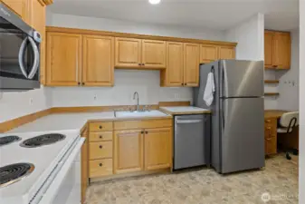 Full sized kitchen with office nook!