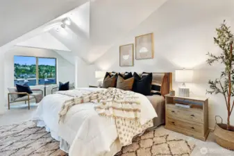 3rd floor Penthouse suite. Enjoy sunsets, canal and territorial views from your reading nook