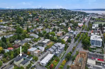 Easy commutes to downtown and SLU. Rapid ride D line 2 minutes walk from the home