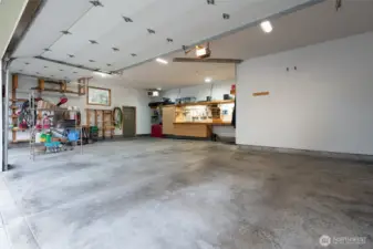 1,076 square feet in the heated garage!