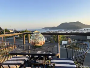 Looking southwest...The Olympics really pop without the haze...