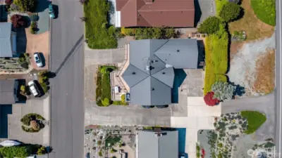 This lot is between Bradley Drive on left & Anaco Beach Rd on right. Level parking in front of garage as well as extra parking (guests, boat, rv...) off of Anaco Beach Rd.