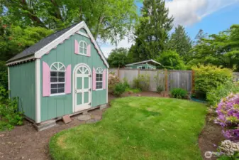 Darling playhouse or shed!
