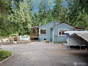 Large driveway with ample parking