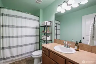 Full bath near bedrooms upstairs
