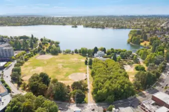 Green Lake is just 1 1/2 blocks away! 91 walk score! 92 bike score! Walk to everywhere from here including light rail! Only minutes to downtown, UW, Amazon, and 520.