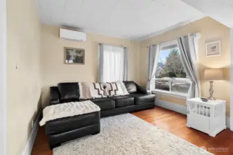 An easy-to-furnish living space that connects naturally to the dining and kitchen areas.