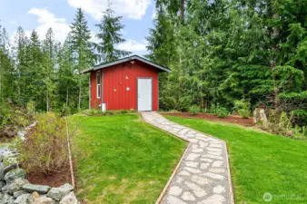 Pump house, 3 years old. 1550 retention tank, offering constant pressure and filtered!