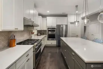 Ample Counter Space   Double Ovens