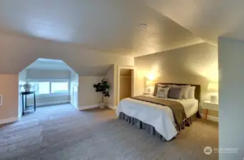 Spacious Upstairs Guest Room