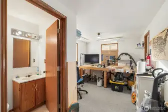 Detached Shop office & bath