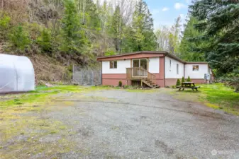 3 bd move-in ready home on over 3 acres