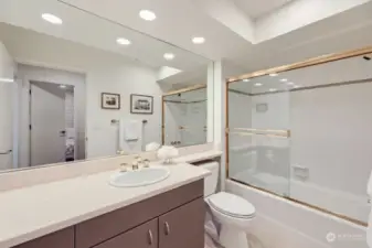 An elegant full bathroom.