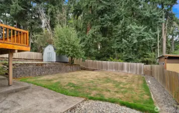 Full fenced backyard: perfect for all!