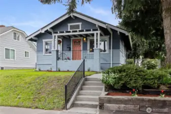 Front Exterior: Single Story Craftsman