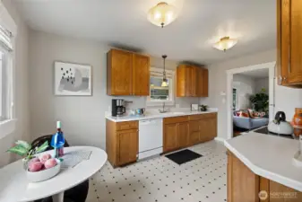 Interior: Eat-in Kitchen