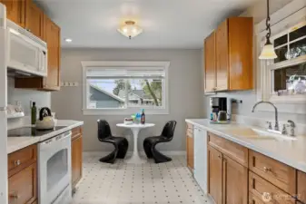 Interior: Eat-in Kitchen