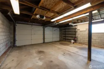 Garage: 2-Car Detached