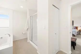 5-piece en-suite primary bath.