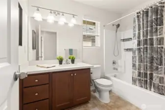 Upstairs hallway full bath.