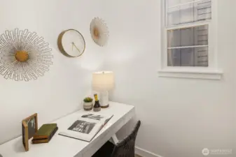 Wonderful workspace.  Photos are for illustrative purposes