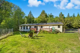 Large, fully fenced back yard