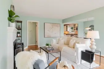 Fantastic access to both dining and kitchen spaces- easy breezy floorplan