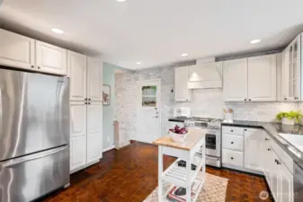 Stainless appliances and tremenous storage