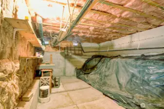 Dry crawl space for extra storage