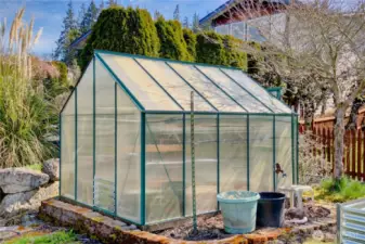 Gorgeous green house for year round planting!