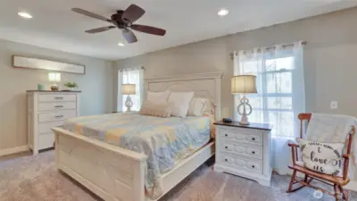 Spacious primary suite with en suite bath, walk-in closet, double sinks and extra vanity space