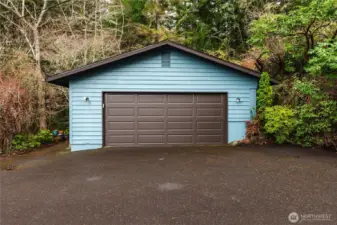 Detached 2 car garage