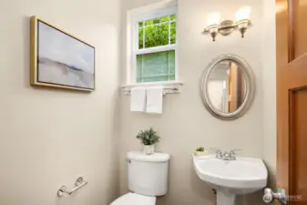 Main level 1/2 bath