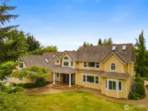 Estate property in Holly Woods!