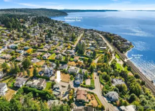 The surrounding area offers easy access to Richmond Beach Saltwater Park, Kayu Kayu Park, Marina Beach Park, and local shops—combining natural beauty with everyday convenience.