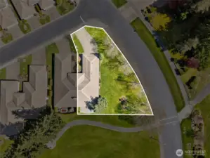 Look at the large yard. Lots of nice privacy.