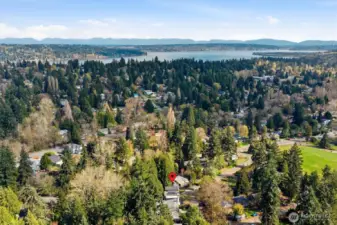 Close to Lake Washington, the Burke Gilman trail and local parks.