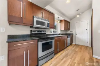Beautiful cabinetry, stainless appliances