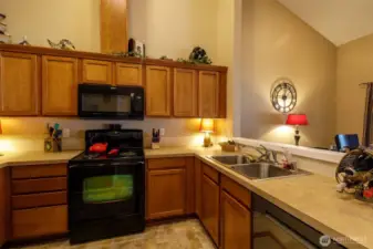 Kitchen, all appliances stay